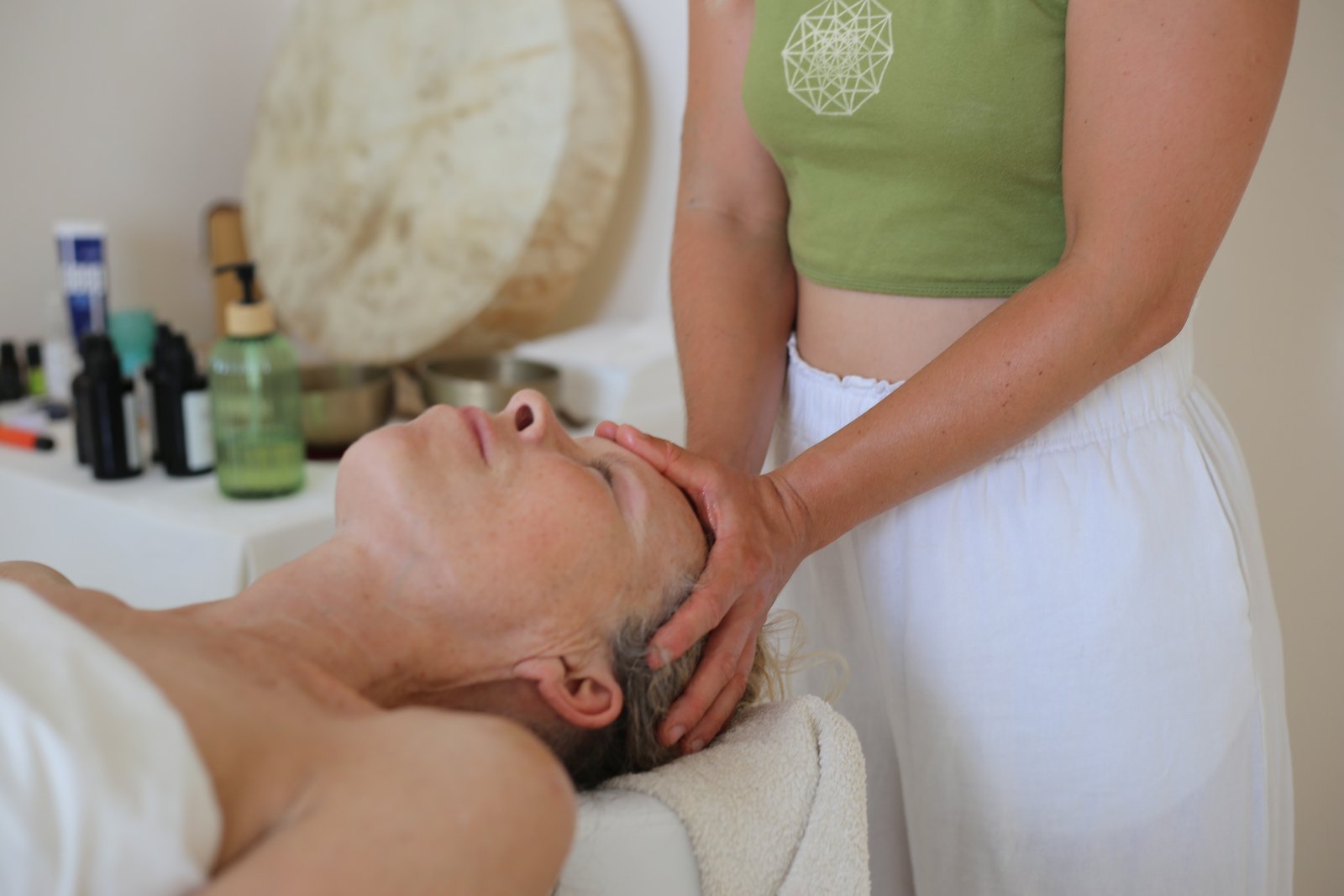 Relaxing head treatment in the healing room